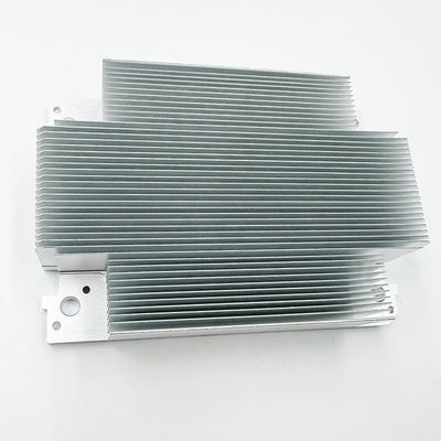 Συνήθεια CNC που επεξεργάζεται το αργίλιο Heatsinks μερών για τη διέλευση ραγών στη μηχανή