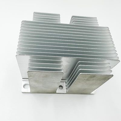 Συνήθεια CNC που επεξεργάζεται το αργίλιο Heatsinks μερών για τη διέλευση ραγών στη μηχανή