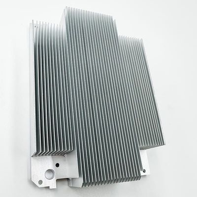 Συνήθεια CNC που επεξεργάζεται το αργίλιο Heatsinks μερών για τη διέλευση ραγών στη μηχανή