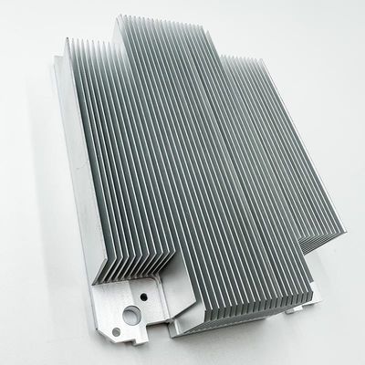 Συνήθεια CNC που επεξεργάζεται το αργίλιο Heatsinks μερών για τη διέλευση ραγών στη μηχανή