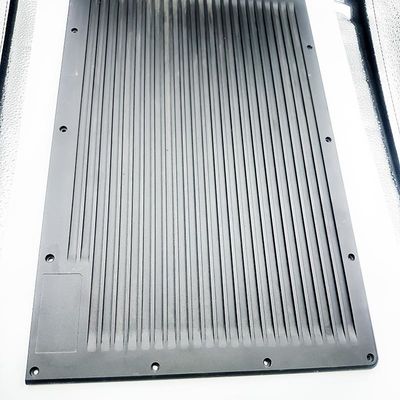 CNC που επεξεργάζεται τη γυρίζοντας εξώθηση Heatsink αργιλίου μερών άλεσης για το όργανο επικοινωνίας στη μηχανή