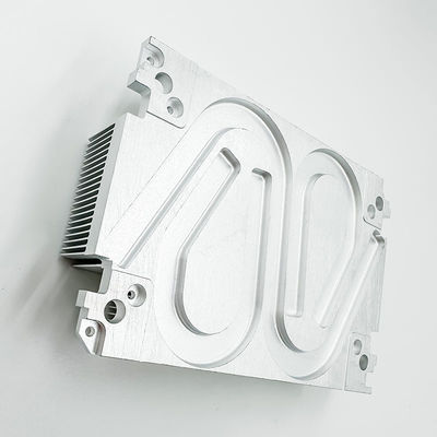 CNC που επεξεργάζεται το αργίλιο Heatsink μερών μετάλλων για το φωτοβολταϊκό αναστροφέα στη μηχανή