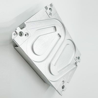CNC που επεξεργάζεται το αργίλιο Heatsink μερών μετάλλων για το φωτοβολταϊκό αναστροφέα στη μηχανή