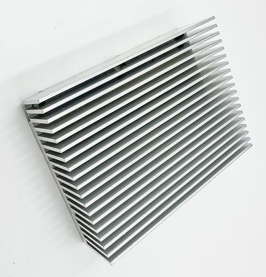 CNC που επεξεργάζεται το αργίλιο Heatsink μερών μετάλλων για το φωτοβολταϊκό αναστροφέα στη μηχανή