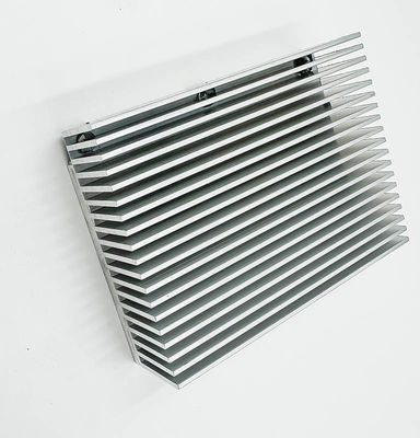 CNC που επεξεργάζεται το αργίλιο Heatsink μερών μετάλλων για το φωτοβολταϊκό αναστροφέα στη μηχανή