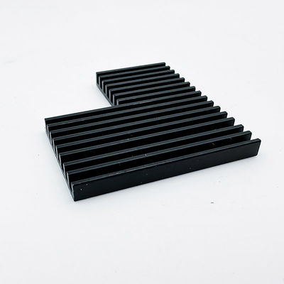 Αργίλιο CNC που επεξεργάζεται τα μέρη μαύρο Heatsink για το θερμοκήπιο που φυτεύει στη μηχανή τα φω'τα των οδηγήσεων
