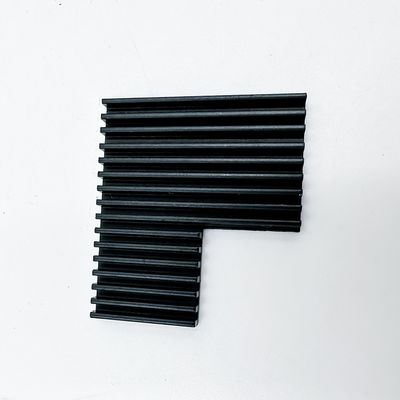 Αργίλιο CNC που επεξεργάζεται τα μέρη μαύρο Heatsink για το θερμοκήπιο που φυτεύει στη μηχανή τα φω'τα των οδηγήσεων