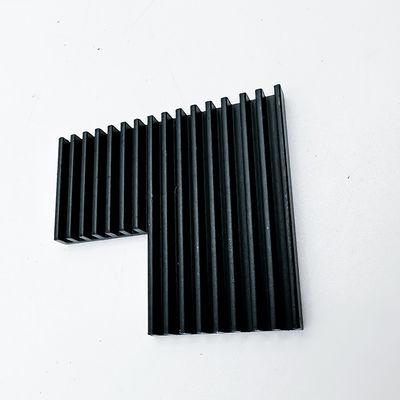 Αργίλιο CNC που επεξεργάζεται τα μέρη μαύρο Heatsink για το θερμοκήπιο που φυτεύει στη μηχανή τα φω'τα των οδηγήσεων