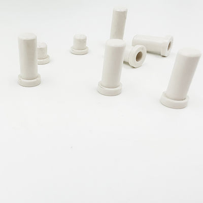 Το τεφλόν πιάτο γύρω από τη ράβδο PTFE CNC που επεξεργάζεται στη μηχανή, συνήθεια ΚΡΥΦΟΚΟΙΤΆΖΕΙ επεξεργασμένα μέρη
