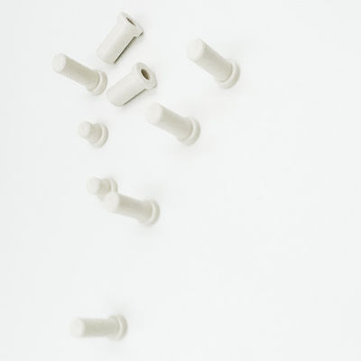 Το τεφλόν πιάτο γύρω από τη ράβδο PTFE CNC που επεξεργάζεται στη μηχανή, συνήθεια ΚΡΥΦΟΚΟΙΤΆΖΕΙ επεξεργασμένα μέρη