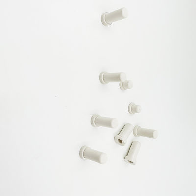 Το τεφλόν πιάτο γύρω από τη ράβδο PTFE CNC που επεξεργάζεται στη μηχανή, συνήθεια ΚΡΥΦΟΚΟΙΤΆΖΕΙ επεξεργασμένα μέρη