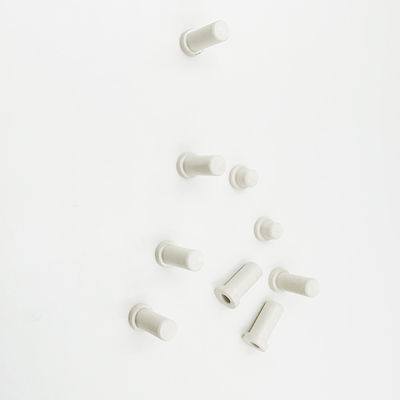Το τεφλόν πιάτο γύρω από τη ράβδο PTFE CNC που επεξεργάζεται στη μηχανή, συνήθεια ΚΡΥΦΟΚΟΙΤΆΖΕΙ επεξεργασμένα μέρη